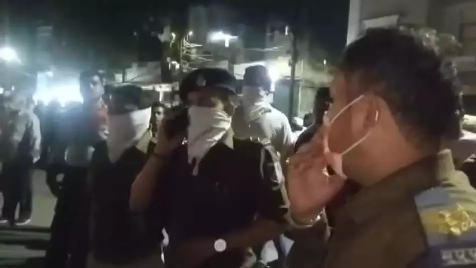अमोनिया गैस के रिसाव से उल्टी करने लगे लोग, इलाके में हड़कंप अमोनिया गैस के रिसाव से उल्टी करने लगे लोग, इलाके में हड़कंप