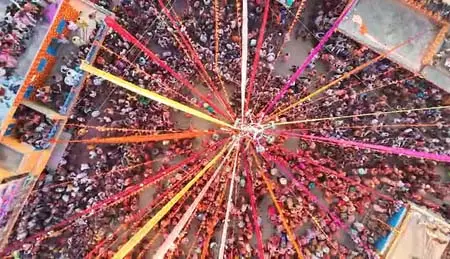 बरसाना में लट्ठमार होली का अद्भुत नजारा, हुरियारों-हुरियारिनों ने लिया राधा-कृष्ण स्वरूप बरसाना में लट्ठमार होली का अद्भुत नजारा, हुरियारों-हुरियारिनों ने लिया राधा-कृष्ण स्वरूप