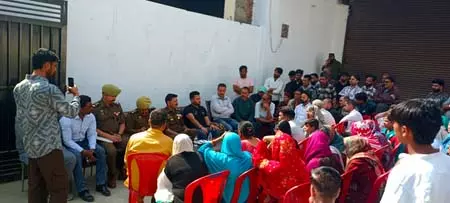 जम्मू-कश्मीर: राजीव नगर में पुलिस-कम्युनिटी बैठक, ड्रग पेडलर्स और नशे के खतरे को लेकर जागरूकता पर जोर जम्मू-कश्मीर: राजीव नगर में पुलिस-कम्युनिटी बैठक, ड्रग पेडलर्स और नशे के खतरे को लेकर जागरूकता पर जोर