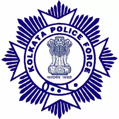 कोलकाता पुलिस ने इंस्पेक्टर प्रोसेनजीत को किया सलाम, जान जोखिम में डालकर बुझाई आग कोलकाता पुलिस ने इंस्पेक्टर प्रोसेनजीत को किया सलाम, जान जोखिम में डालकर बुझाई आग