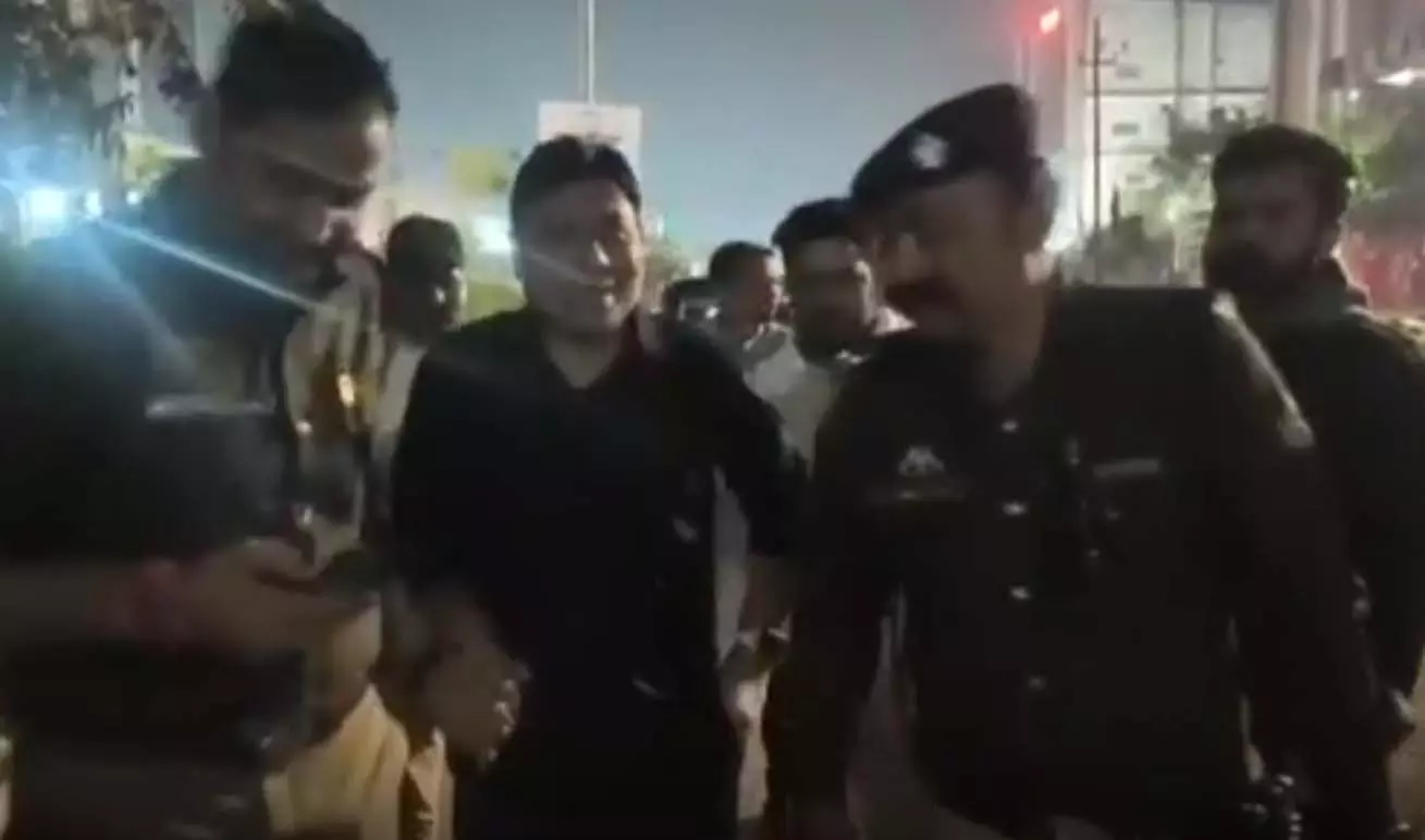बाप रे! अब कभी स्कूल नहीं जा पाएगा...छात्र की करंट लगने से मौत, यूनिफॉर्म प्रेस कर रहा था बाप रे! अब कभी स्कूल नहीं जा पाएगा...छात्र की करंट लगने से मौत, यूनिफॉर्म प्रेस कर रहा था