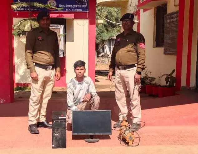 झोपड़ी में चोर ने छुपाया था चोरी का सामान, गिरफ्तारी के बाद जब्ती झोपड़ी में चोर ने छुपाया था चोरी का सामान, गिरफ्तारी के बाद जब्ती