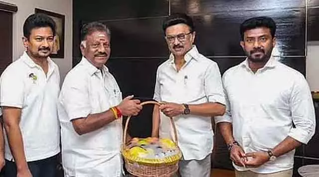 Tamil Nadu : ओ. पन्नीरसेल्वम DMK में शामिल हो गए Tamil Nadu : ओ. पन्नीरसेल्वम DMK में शामिल हो गए