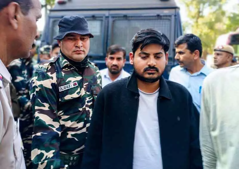 शर्टलेस प्रोटेस्ट: Delhi कोर्ट ने 3 यूथ कांग्रेस कार्यकर्ताओं को 3 दिन की पुलिस कस्टडी में भेजा शर्टलेस प्रोटेस्ट: Delhi कोर्ट ने 3 यूथ कांग्रेस कार्यकर्ताओं को 3 दिन की पुलिस कस्टडी में भेजा