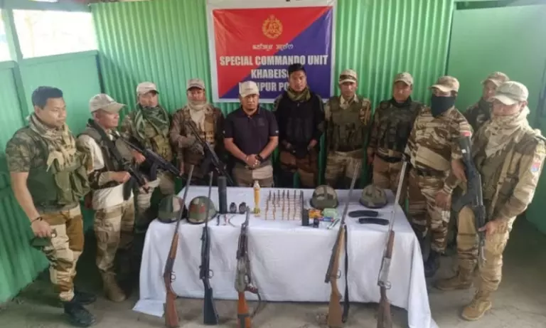Manipur: घाटी में चलाए गए ऑपरेशन में नौ उग्रवादी गिरफ्तार, हथियार ज़ब्त Manipur: घाटी में चलाए गए ऑपरेशन में नौ उग्रवादी गिरफ्तार, हथियार ज़ब्त