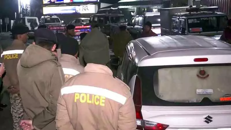 ‘शर्टलेस प्रोटेस्ट’: शिमला में हुए विवाद के बाद Delhi पुलिस 3 आरोपियों को लेकर लौटी ‘शर्टलेस प्रोटेस्ट’: शिमला में हुए विवाद के बाद Delhi पुलिस 3 आरोपियों को लेकर लौटी