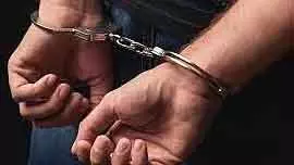 Mumbai : कुर्ला में बिल्डिंग को अवैध पटाखों से निशाना बनाया गया, जिसमें 68 साल का बुज़ुर्ग घायल Mumbai : कुर्ला में बिल्डिंग को अवैध पटाखों से निशाना बनाया गया, जिसमें 68 साल का बुज़ुर्ग घायल
