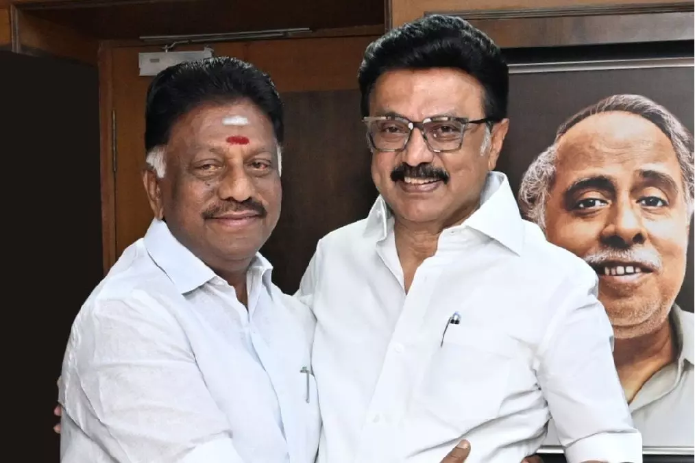 AIADMK से निकाले गए नेता पन्नीरसेल्वम CM स्टालिन की मौजूदगी में DMK में शामिल हुए AIADMK से निकाले गए नेता पन्नीरसेल्वम CM स्टालिन की मौजूदगी में DMK में शामिल हुए