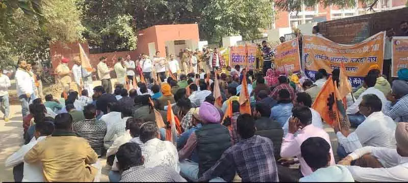 मज़दूरों के अधिकारों के लिए मज़दूर यूनियन ने Sirsa में विरोध प्रदर्शन किया मज़दूरों के अधिकारों के लिए मज़दूर यूनियन ने Sirsa में विरोध प्रदर्शन किया
