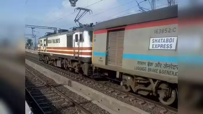 स्कूलों और शताब्दी एक्सप्रेस को बम से उड़ाने की धमकी, परिसरों की सघन जांच स्कूलों और शताब्दी एक्सप्रेस को बम से उड़ाने की धमकी, परिसरों की सघन जांच