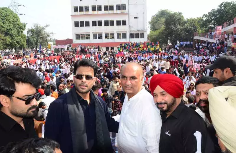 Jalandhar में मां बोली मार्च में पंजाबी सिंगर मनकीरत औलाख ने शराब और गन कल्चर का महिमामंडन किया Jalandhar में मां बोली मार्च में पंजाबी सिंगर मनकीरत औलाख ने शराब और गन कल्चर का महिमामंडन किया