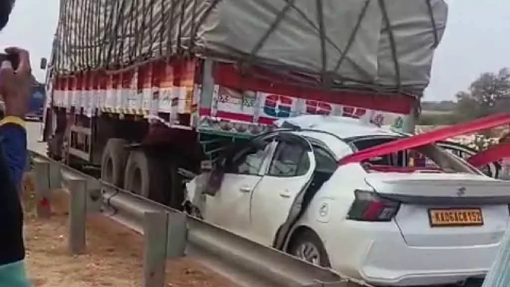 कार ने खड़ी लॉरी को टक्कर मारी; Mantralaya से लौट रहे कुनिगल के लोगों की भयानक दुर्घटना में मौत कार ने खड़ी लॉरी को टक्कर मारी; Mantralaya से लौट रहे कुनिगल के लोगों की भयानक दुर्घटना में मौत