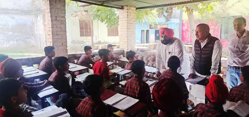 टिन शेड के नीचे पढ़ते मिले बच्चे, Punjab के शिक्षा मंत्री ने मांगी माफी टिन शेड के नीचे पढ़ते मिले बच्चे, Punjab के शिक्षा मंत्री ने मांगी माफी