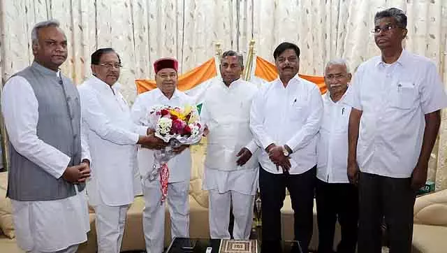 दलित मंत्रियों के प्रतिनिधिमंडल के दौरे के बाद राज्यपाल ने SC के आंतरिक आरक्षण बिल पर साइन किए दलित मंत्रियों के प्रतिनिधिमंडल के दौरे के बाद राज्यपाल ने SC के आंतरिक आरक्षण बिल पर साइन किए