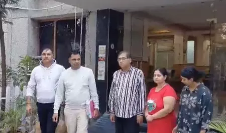 एक ही फ्लैट कई लोगों को बेचा, आरोपी पति-पत्नी गिरफ्तार एक ही फ्लैट कई लोगों को बेचा, आरोपी पति-पत्नी गिरफ्तार