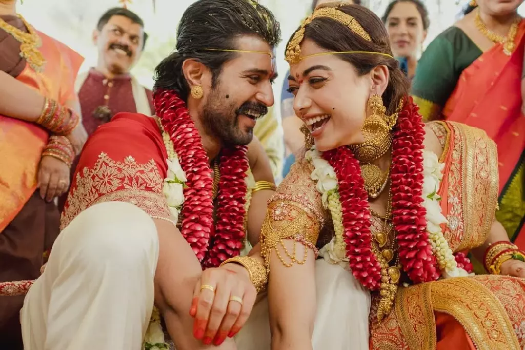 Rashmika ने पारंपरिक शादी के बाद विजय देवरकोंडा को किया इंट्रोड्यूस Rashmika ने पारंपरिक शादी के बाद विजय देवरकोंडा को किया इंट्रोड्यूस