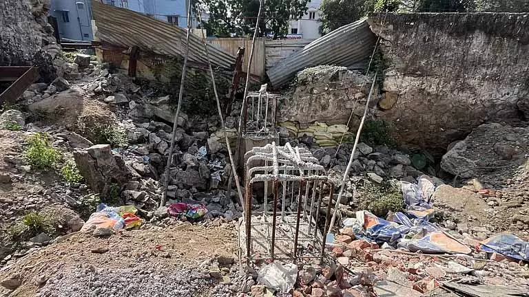 अलंदूर के लोग AJS निधि स्कूल के पास FOB का इंतज़ार कर रहे, प्रोजेक्ट रुका हुआ है अलंदूर के लोग AJS निधि स्कूल के पास FOB का इंतज़ार कर रहे, प्रोजेक्ट रुका हुआ है