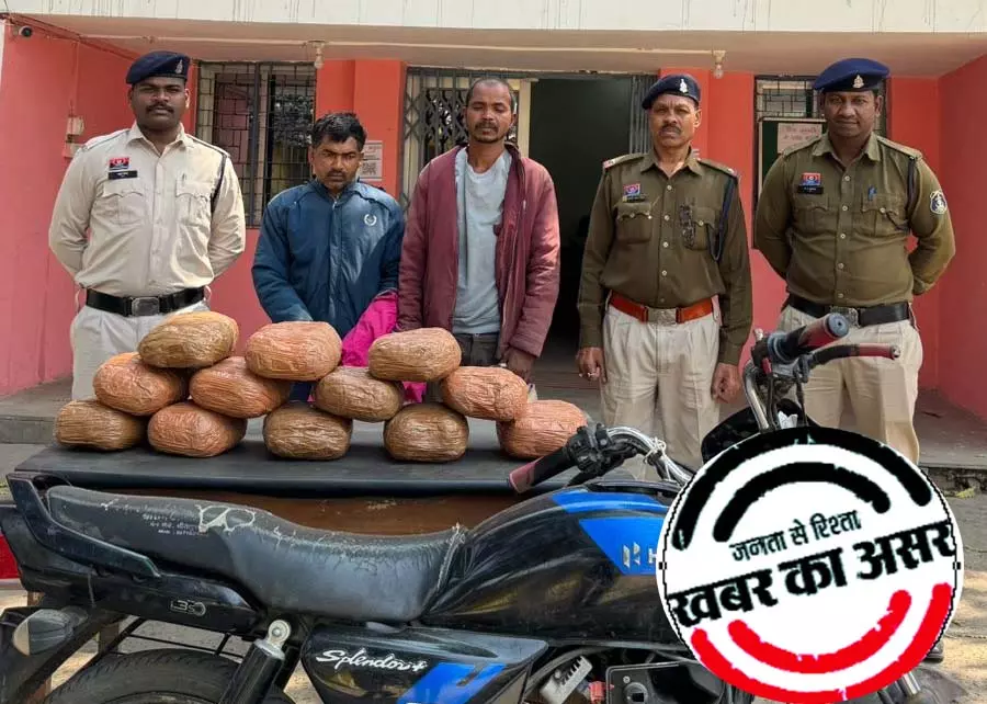 12 किलो गांजा के साथ दो गांजा तस्कर गिरफ्तार, बाइक जब्त 12 किलो गांजा के साथ दो गांजा तस्कर गिरफ्तार, बाइक जब्त