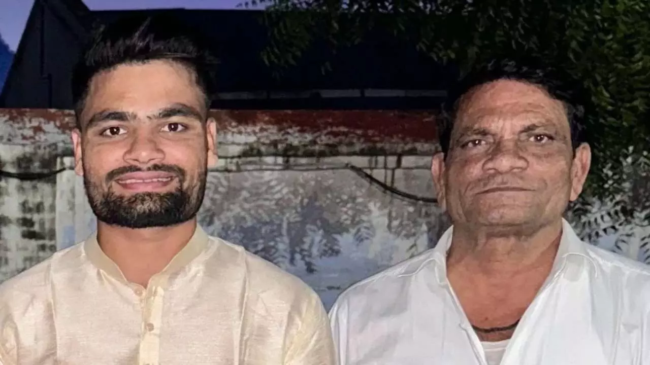 Rinku Singh के पिता खानचंद सिंह का लंबे समय तक लिवर कैंसर से जूझने के बाद निधन हो गया Rinku Singh के पिता खानचंद सिंह का लंबे समय तक लिवर कैंसर से जूझने के बाद निधन हो गया