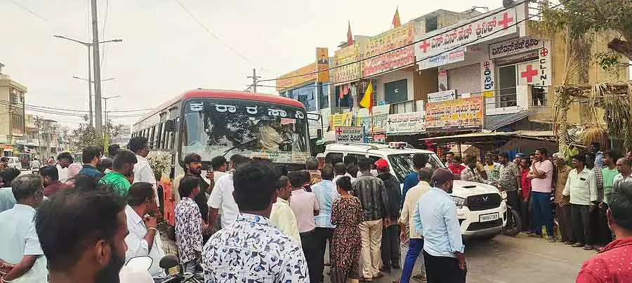 Koratagere : सरकारी बस को रोककर विरोध प्रदर्शन Koratagere : सरकारी बस को रोककर विरोध प्रदर्शन