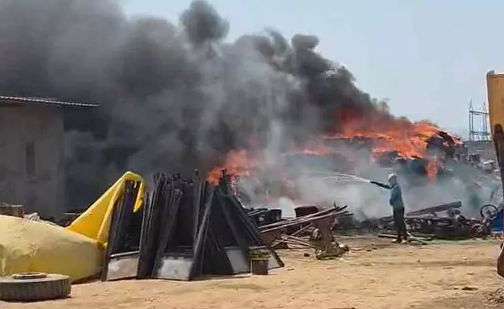 कंस्ट्रक्शन सामान के यार्ड में आगजनी, ठेकेदार को लाखों का नुकसान कंस्ट्रक्शन सामान के यार्ड में आगजनी, ठेकेदार को लाखों का नुकसान
