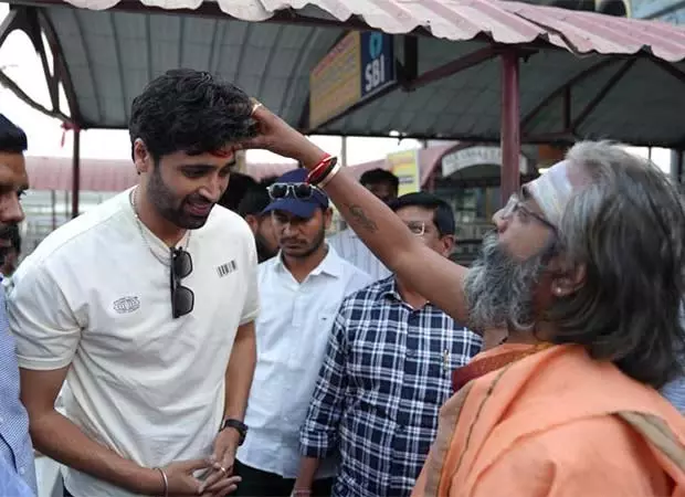 Adivi Sesh ने भद्रकाली मंदिर में दर्शन किए, डकैत का प्रमोशन शुरू, पहला गाना लॉन्च Adivi Sesh ने भद्रकाली मंदिर में दर्शन किए, डकैत का प्रमोशन शुरू, पहला गाना लॉन्च