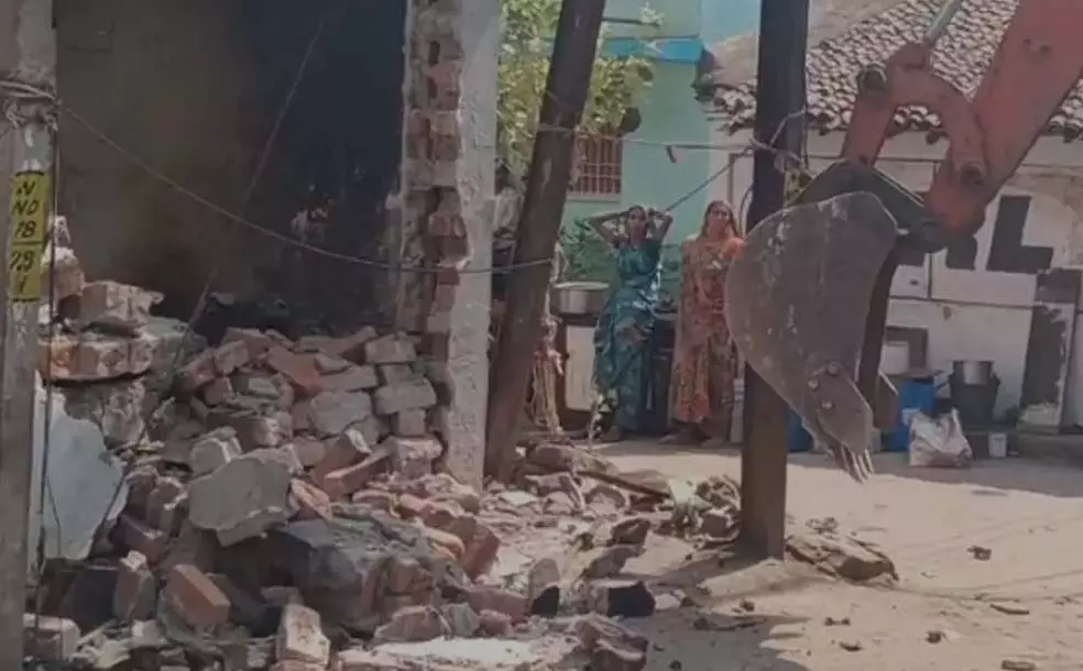 कातिल का होटल ध्वस्त किया प्रशासन ने, बुलडोजर की कार्रवाई कातिल का होटल ध्वस्त किया प्रशासन ने, बुलडोजर की कार्रवाई