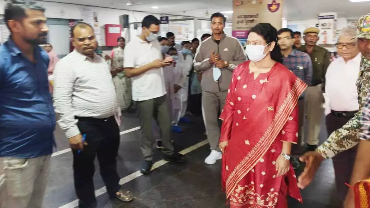 कलेक्टर ने डॉक्टर और कई कर्मचारियों को थमाया कारण बताओ नोटिस कलेक्टर ने डॉक्टर और कई कर्मचारियों को थमाया कारण बताओ नोटिस