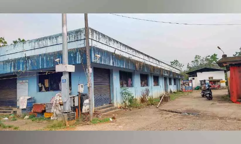 Kerala : करोड़ों की लागत से बनी आधुनिक मछली बाज़ार की इमारत अब कचरा संग्रहण केंद्र बन गई Kerala : करोड़ों की लागत से बनी आधुनिक मछली बाज़ार की इमारत अब कचरा संग्रहण केंद्र बन गई