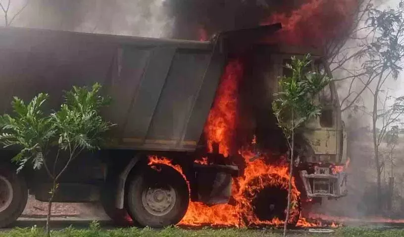 अंतरम में बजरी ले जा रही Lorry में आग लग गई अंतरम में बजरी ले जा रही Lorry में आग लग गई