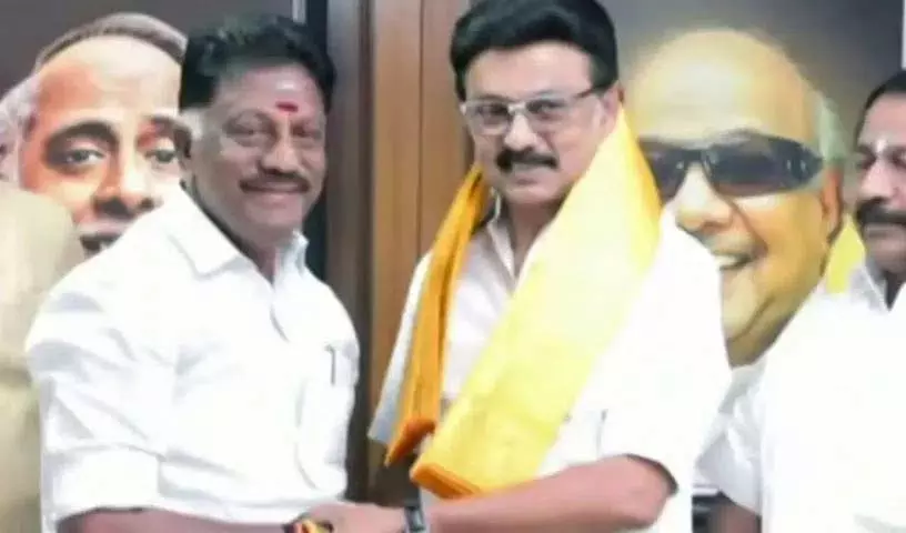 Tamil Nadu के पूर्व मुख्यमंत्री ओ पनीरसेल्वम मुख्यमंत्री एमके स्टालिन की मौजूदगी में डीएमके में शामिल Tamil Nadu के पूर्व मुख्यमंत्री ओ पनीरसेल्वम मुख्यमंत्री एमके स्टालिन की मौजूदगी में डीएमके में शामिल