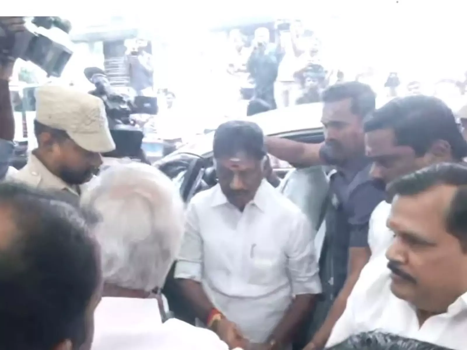 ओ. पन्नीरसेल्वम तमिलनाडु चुनाव से पहले DMK मुख्यालय पहुंचे ओ. पन्नीरसेल्वम तमिलनाडु चुनाव से पहले DMK मुख्यालय पहुंचे