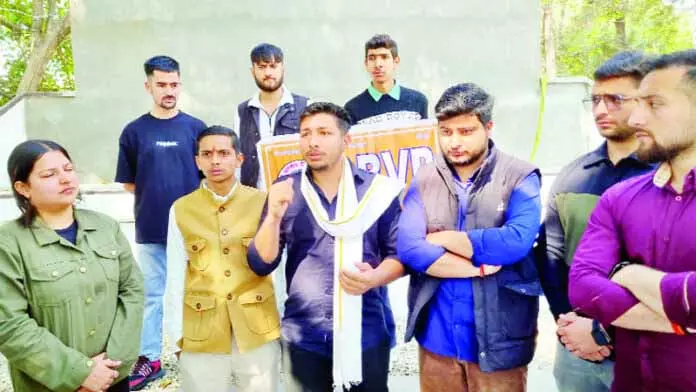 ABVP ने JU फैकल्टी बदलने के फैसले पर तुरंत रिव्यू की मांग की ABVP ने JU फैकल्टी बदलने के फैसले पर तुरंत रिव्यू की मांग की