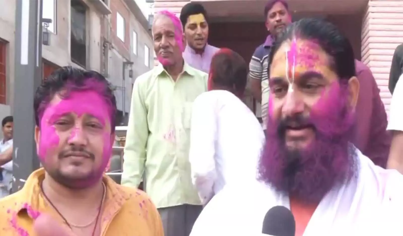 Ayodhya में रंगभरी एकादशी पर नागा साधुओं ने हनुमानगढ़ी में खेली होली Ayodhya में रंगभरी एकादशी पर नागा साधुओं ने हनुमानगढ़ी में खेली होली