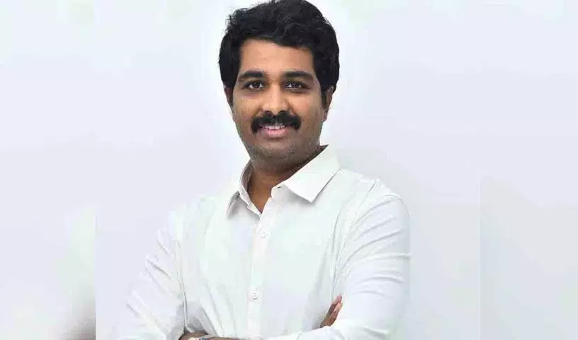 Laya ने नंदू को सुअर की तरह पाला.. प्रोड्यूसर वामसी ने अपने कमेंट्स के लिए माफी मांगी Laya ने नंदू को सुअर की तरह पाला.. प्रोड्यूसर वामसी ने अपने कमेंट्स के लिए माफी मांगी