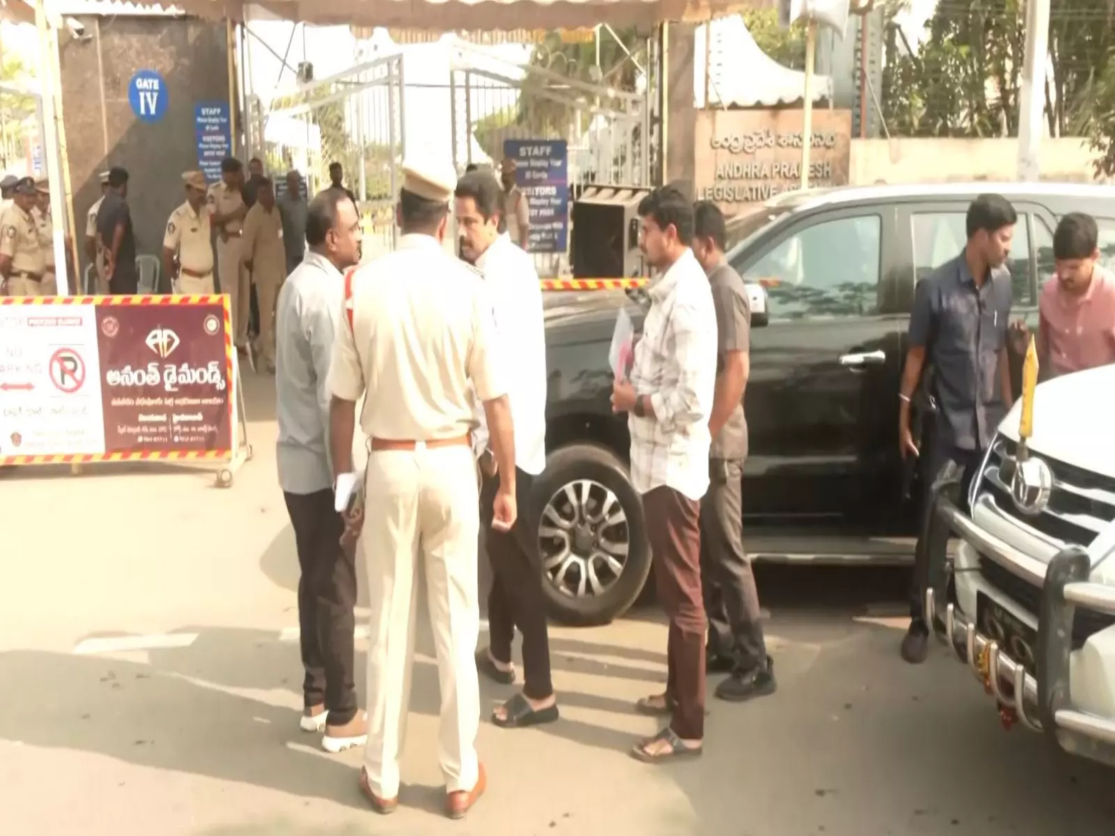तिरुमाला लड्डू विवाद पर YSRCP की चर्चा की मांग, विधानसभा गेट पर विरोध तिरुमाला लड्डू विवाद पर YSRCP की चर्चा की मांग, विधानसभा गेट पर विरोध
