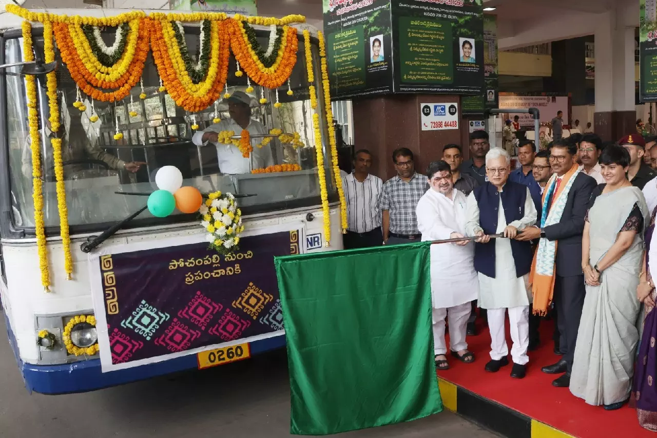 Telangana RTC ने स्थानीय कलाओं को बढ़ावा देने के लिए ‘जीआई ऑन व्हील्स’ बसें शुरू कीं Telangana RTC ने स्थानीय कलाओं को बढ़ावा देने के लिए ‘जीआई ऑन व्हील्स’ बसें शुरू कीं