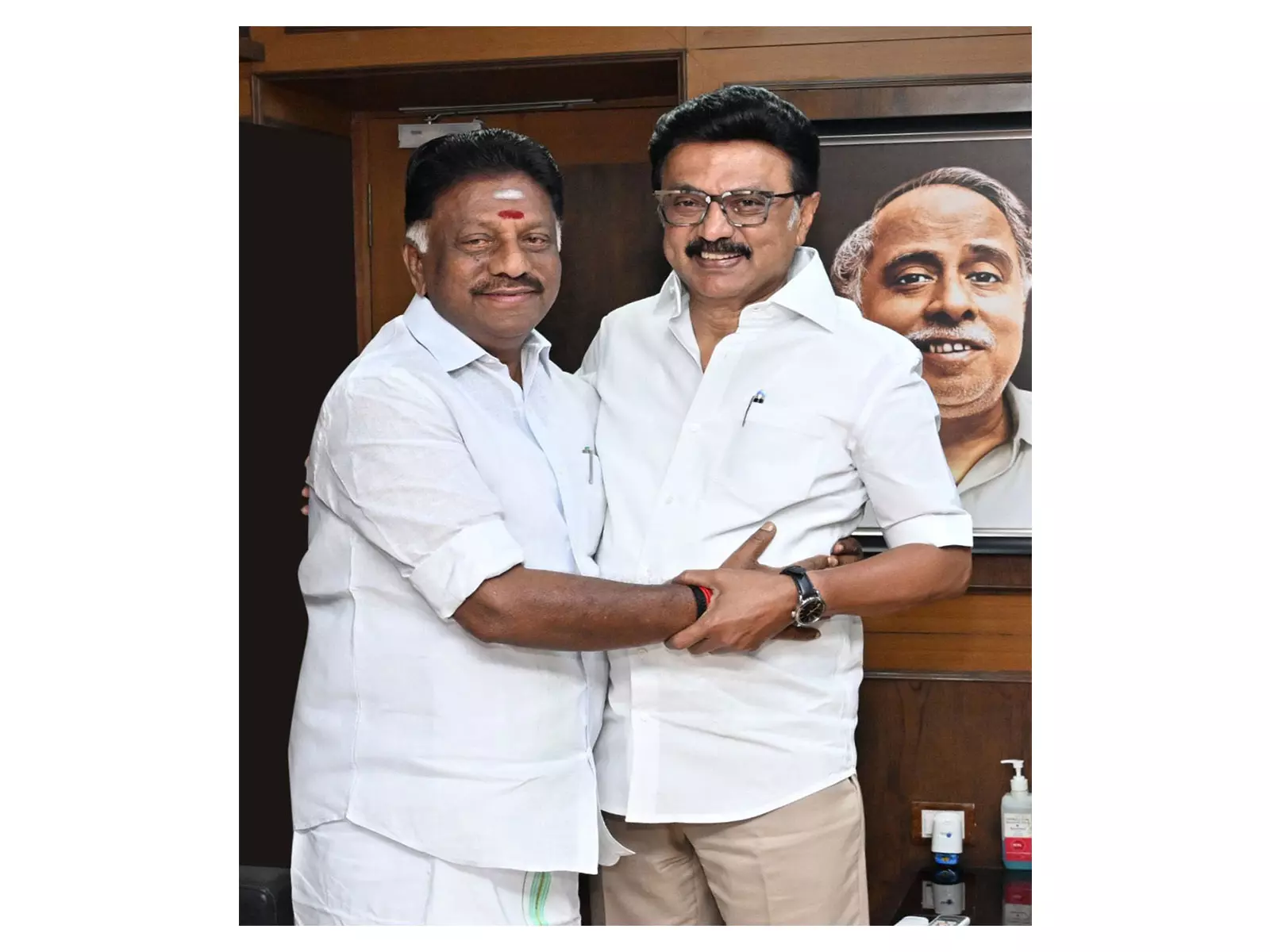 Stalin ने पन्नीरसेल्वम का ‘प्रिय भाई’ कहकर स्वागत किया Stalin ने पन्नीरसेल्वम का ‘प्रिय भाई’ कहकर स्वागत किया