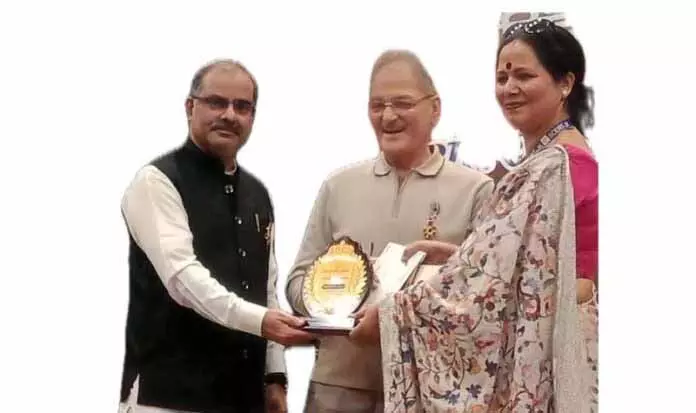 J&K की टीचर को उनके शानदार काम के लिए अवॉर्ड मिला J&K की टीचर को उनके शानदार काम के लिए अवॉर्ड मिला