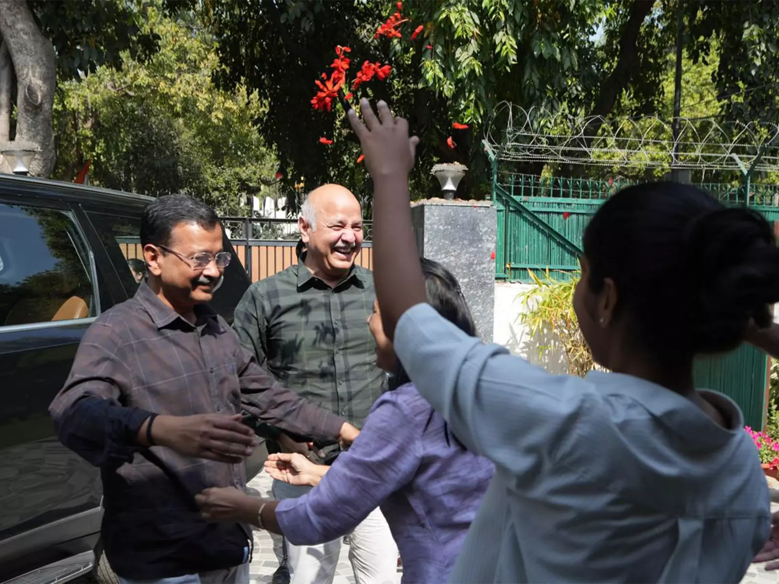उत्पाद शुल्क नीति मामले में बरी होने के बाद Kejriwal का परिवार ने किया स्वागत उत्पाद शुल्क नीति मामले में बरी होने के बाद Kejriwal का परिवार ने किया स्वागत