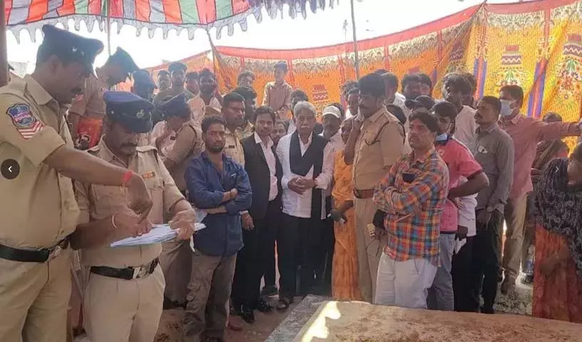 AIIMS Bibinagar के डॉक्टरों ने हिरासत में मौत के बाद कार्ला राजेश की जांच की AIIMS Bibinagar के डॉक्टरों ने हिरासत में मौत के बाद कार्ला राजेश की जांच की