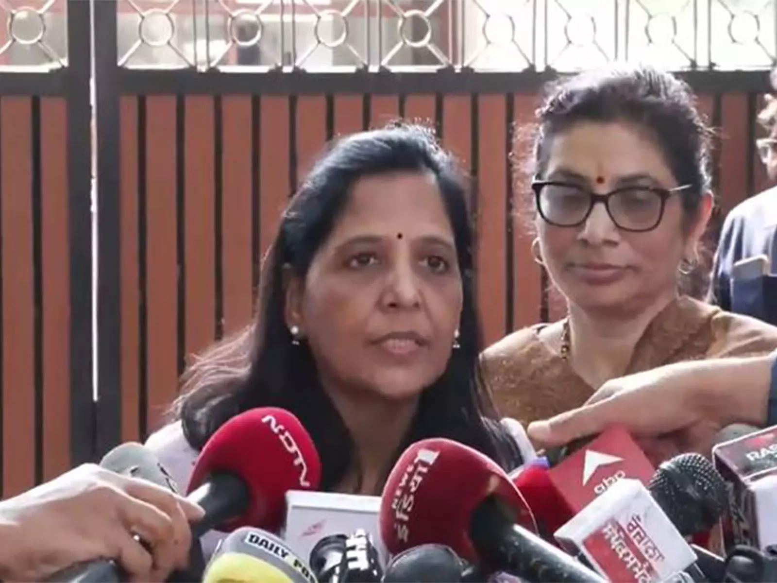 अस्पताल से डिस्चार्ज पर Sunita Kejriwal का भावुक बयान अस्पताल से डिस्चार्ज पर Sunita Kejriwal का भावुक बयान