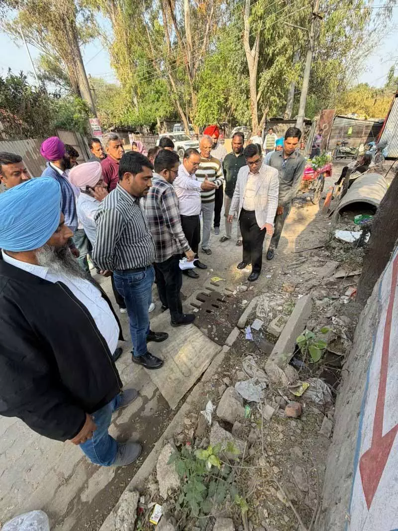 Chandigarh के मेयर सौरभ जोशी ने हल्लोमाजरा का दौरा किया, नागरिक कामों में तेज़ी लाने पर ज़ोर दिया Chandigarh के मेयर सौरभ जोशी ने हल्लोमाजरा का दौरा किया, नागरिक कामों में तेज़ी लाने पर ज़ोर दिया