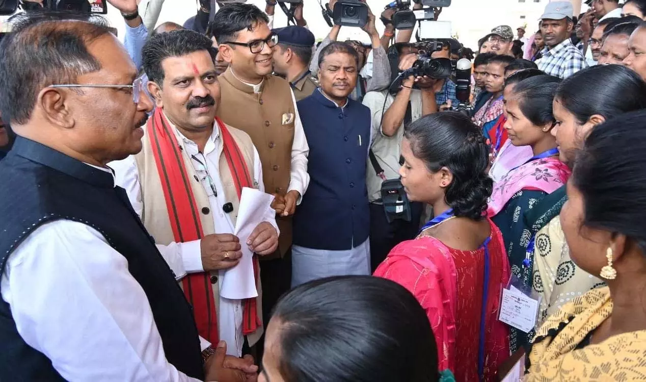 नए विश्वास के साथ आगे बढ़ रहे पुनर्वासित युवा, विधानसभा में समझी जनतांत्रिक प्रणाली नए विश्वास के साथ आगे बढ़ रहे पुनर्वासित युवा, विधानसभा में समझी जनतांत्रिक प्रणाली