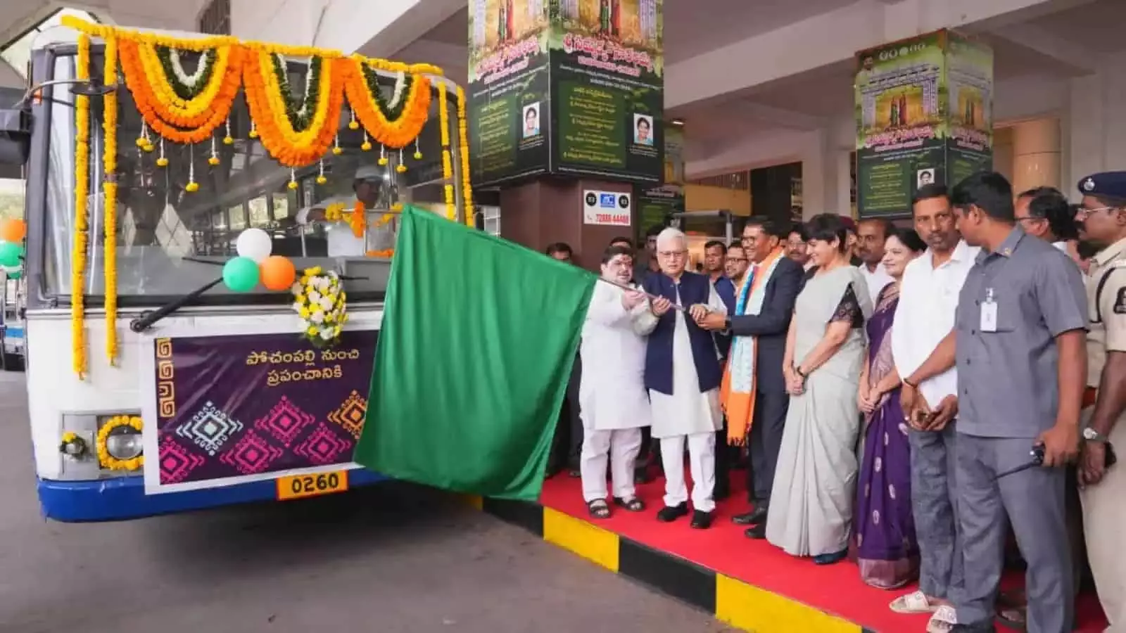 TGSRTC ने राज्य भर की बसों में तेलंगाना की GI विरासत का अनावरण किया TGSRTC ने राज्य भर की बसों में तेलंगाना की GI विरासत का अनावरण किया