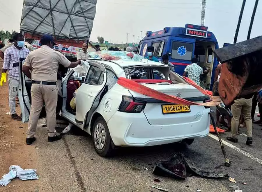 Nayakanahatti : कार और खड़ी लॉरी में टक्कर, तीन की मौत Nayakanahatti : कार और खड़ी लॉरी में टक्कर, तीन की मौत