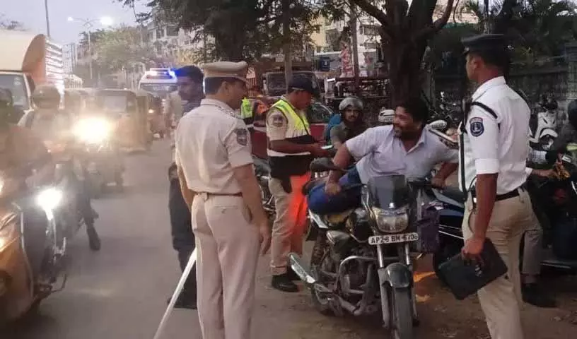 Cyberabad police ने कमिश्नरेट में ‘विजिबल पुलिसिंग’ अभियान तेज किया Cyberabad police ने कमिश्नरेट में ‘विजिबल पुलिसिंग’ अभियान तेज किया