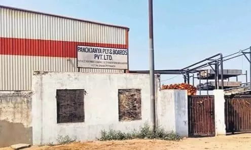 Bareilly: प्लाईवुड फैक्ट्री पर CGST का छापा Bareilly: प्लाईवुड फैक्ट्री पर CGST का छापा