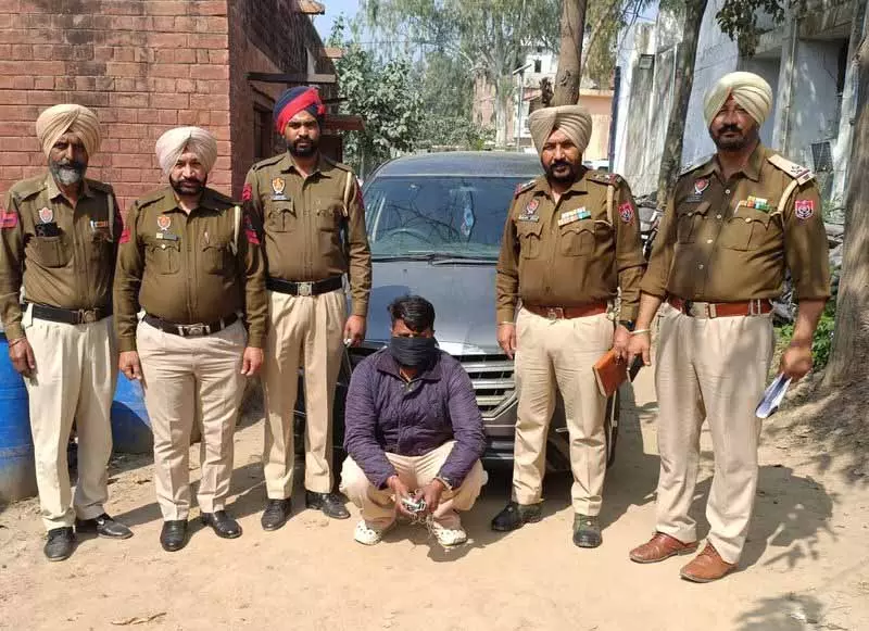 Police ने 975 लीटर अवैध शराब जब्त की Police ने 975 लीटर अवैध शराब जब्त की