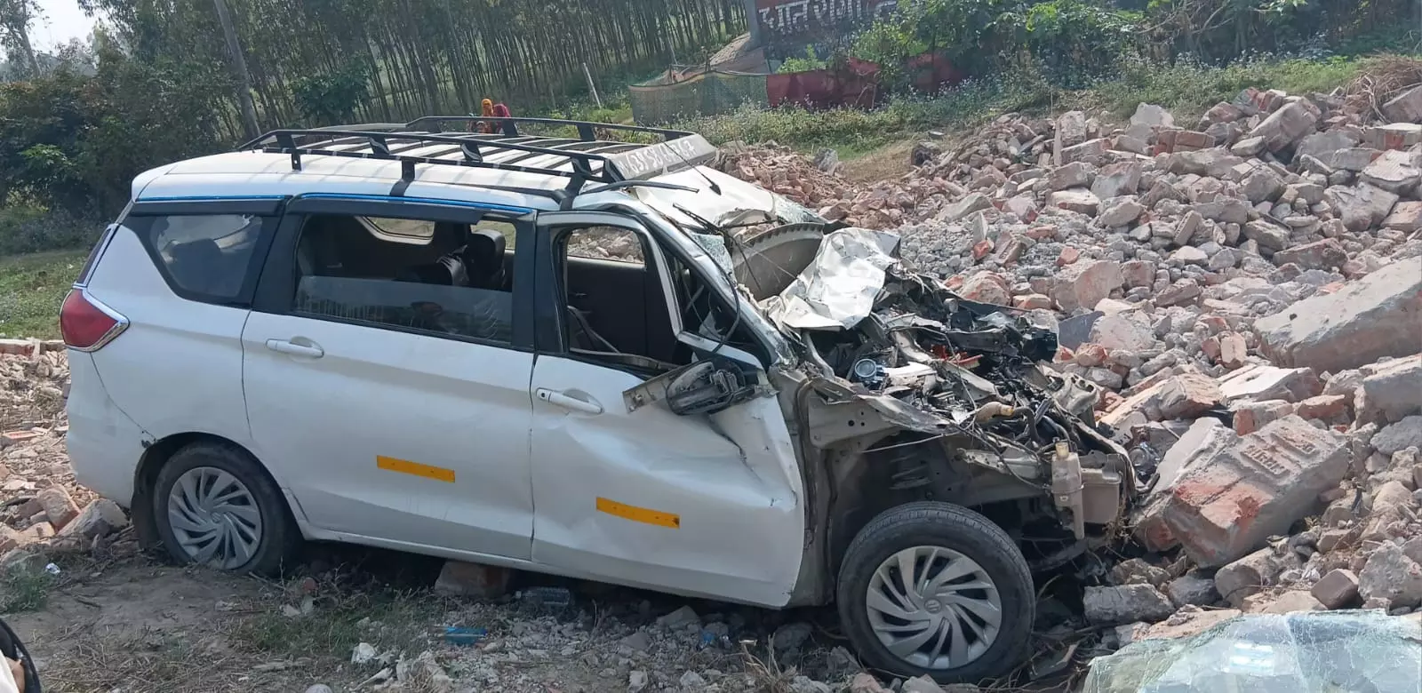 Bareilly: तेज रफ्तार कार खड़ी पिकअप से टकराकर खाई में पलटी Bareilly: तेज रफ्तार कार खड़ी पिकअप से टकराकर खाई में पलटी